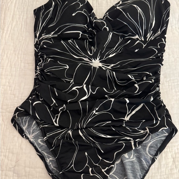 Trimshaper swimsuit womens size 10. One piece black & white - Picture 3 of 12